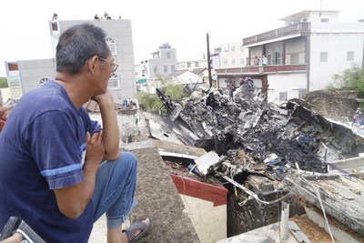 復興航空GE222班機23日晚間在澎湖馬公重飛失敗墜毀，造成48死10傷慘劇。附近陳姓鄰居今早望著殘破的房子，頗為無奈。（中央社）