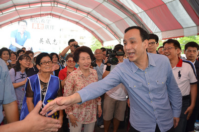 國民黨總統參選人朱立倫（前右）昨天到雲林為黨籍立委參選人吳威志（後右）加油打氣，造勢活動「加油、凍蒜、總統好」呼聲連連，朱立倫握手感謝。(中央社)