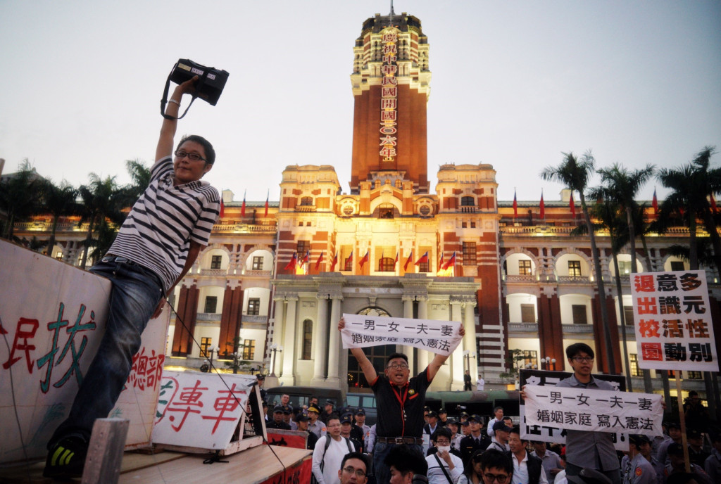 反同婚團體今天下午到總統府凱道抗議，總統府代理秘書長劉建忻受理接見。圖／張良一