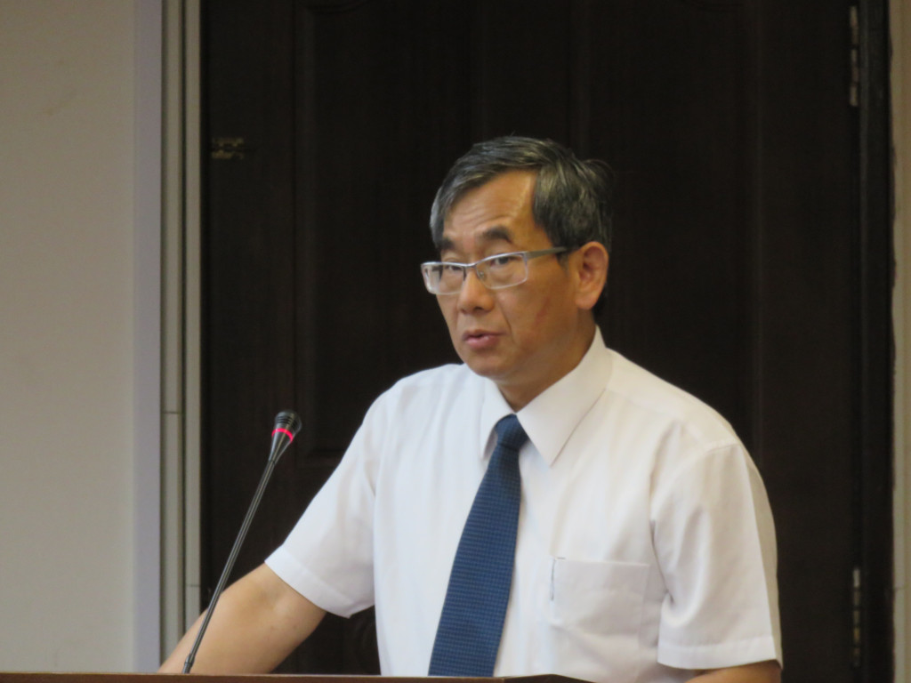 營建署副署長王榮進今天在立院衛環委員會針對「有關國內石綿建材拆除情形」進行專案報告，會議主席、民進黨籍召委林淑芬不滿報告中提不出申請件數，當場打斷王榮進並批評報告「只是把法規印下來」，對立法院虛以委蛇，「太含糊了吧」。（記者唐詩攝影）20160623
