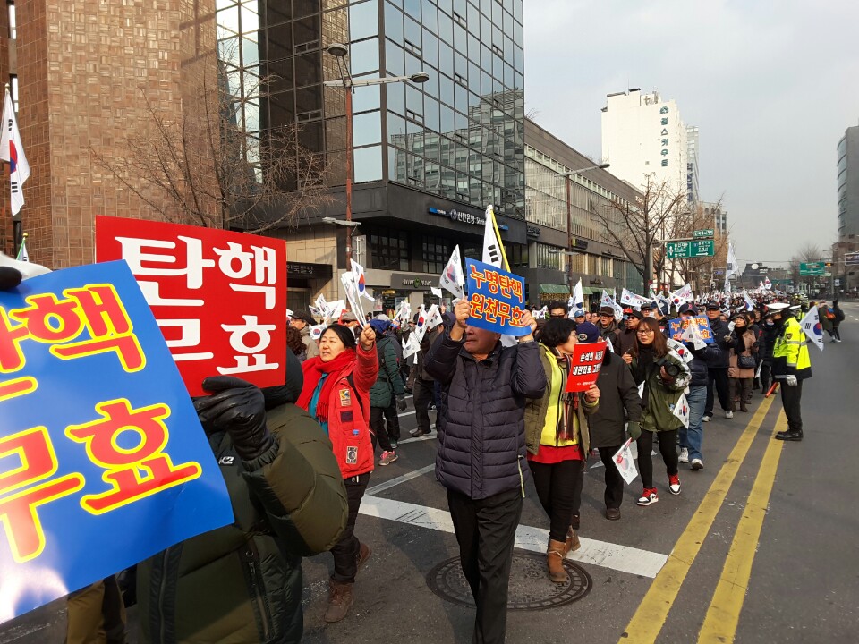 12月17日，首爾街頭出現挺朴團體「愛朴會」的集會，打出「彈劾無效」的主張。圖／楊虔豪攝影