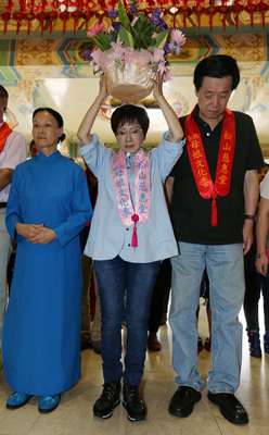 國民黨總統參選人洪秀柱（中）上午前往參拜慈惠堂，並重提核能政策，完全不在意昨天遭網友訕笑。（中央社）20150809