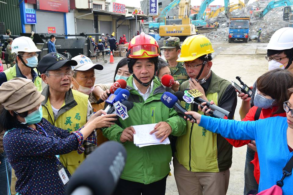 台南市長賴清德在地震救災中，展現政治人物勇於承受與擔當的風範。(取自賴清德臉書20160211)