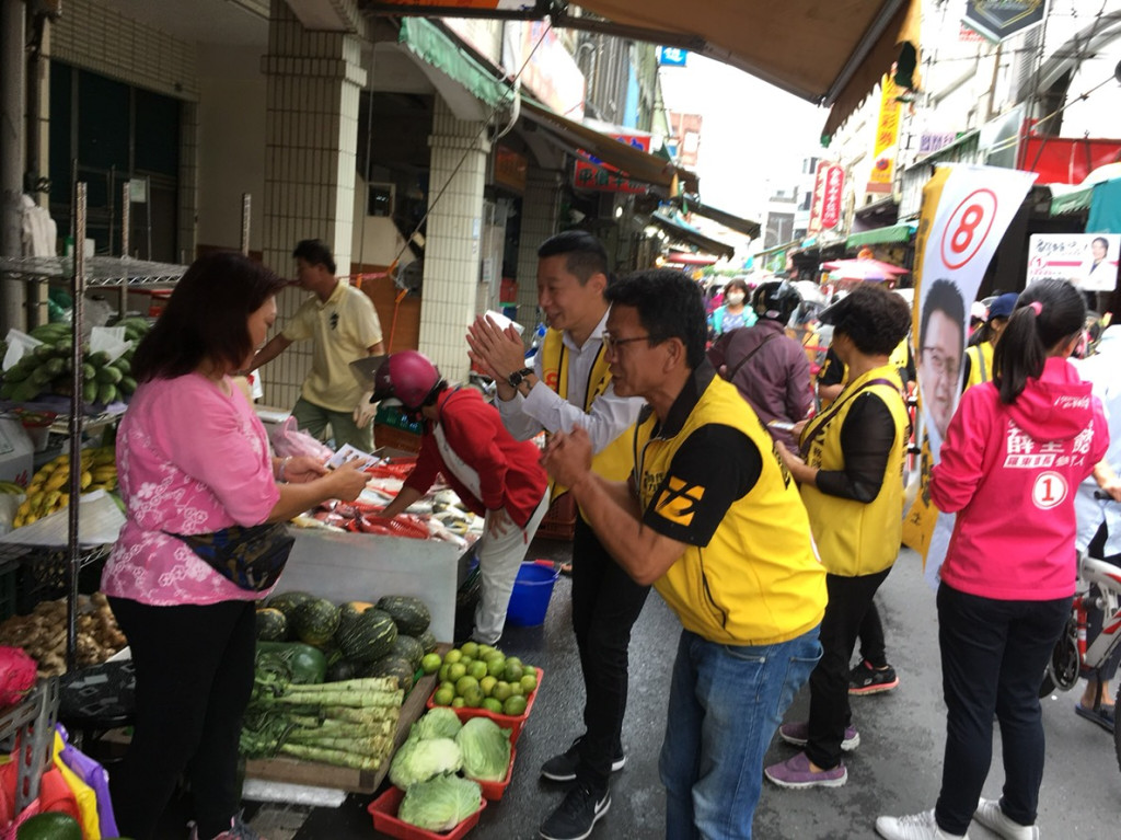 時代力量立委林昶佐陪同時力宜蘭縣議員候選人歐志銘在羅東鎮民生市場掃街拜票。圖／高偉智