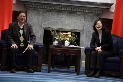 針對婚姻平權的議題，總統蔡英文（右）18日下午會見同志團體、同志伴侶與其家庭成員，聽取眾人意見。圖／總統府提供