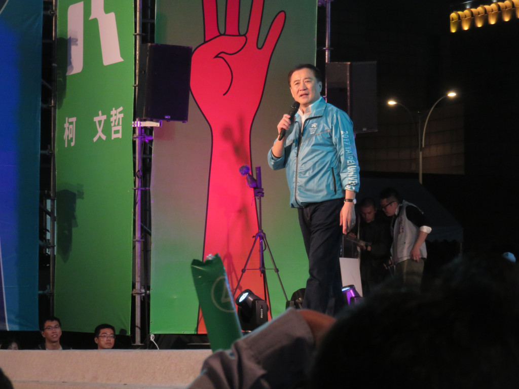 民進黨籍台北市副市長陳景峻今（23）日為柯文哲選前之夜站台。圖／程士華