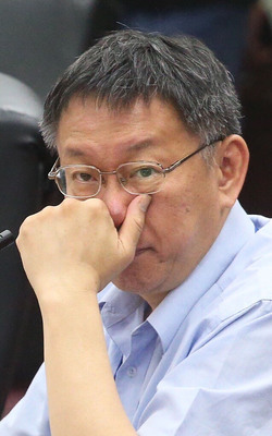 台北市長柯文哲（圖）在民國103年縣市長選舉期間遭國民黨立委羅淑蕾指控柯文哲在台大醫院MG149專戶之外私設帳戶，台北地檢署8日偵結，因罪嫌不足，柯文哲獲不起訴處分。 （中央社）