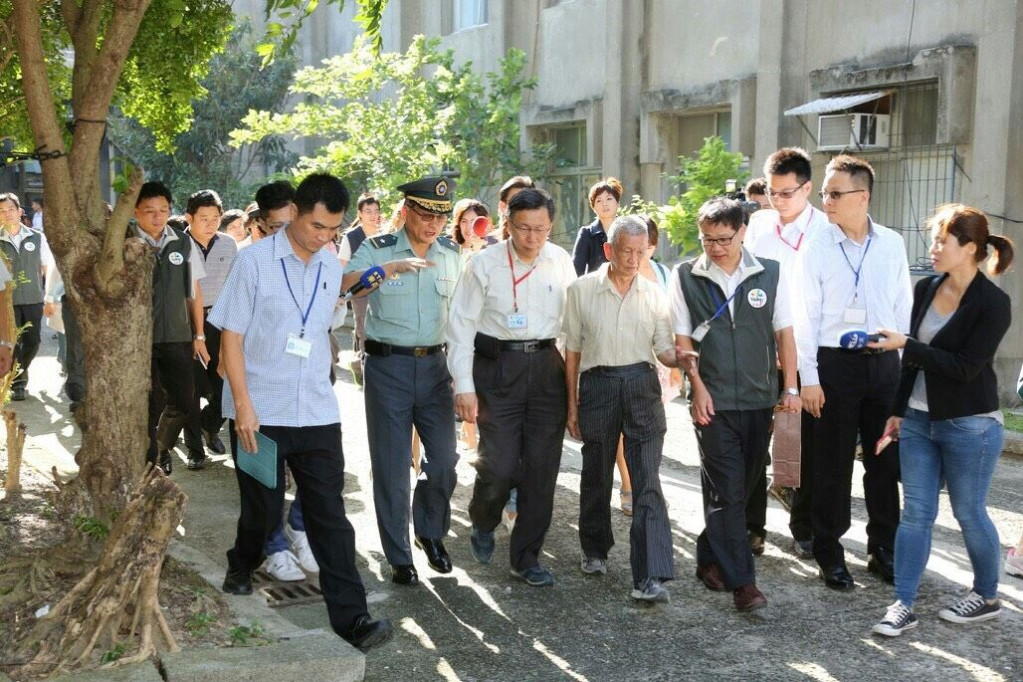 台北市長柯文哲今天訪視吳興街國軍單身退員宿舍。(北市府圖片提供)