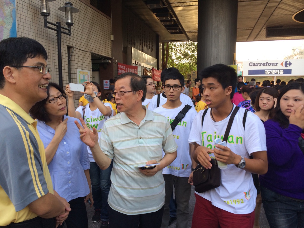 前高雄市長、台灣維新基金會董事長謝長廷日前（8月2日）前往高雄中正高工關心氣爆受災戶。（圖：台灣維新基金會提供）