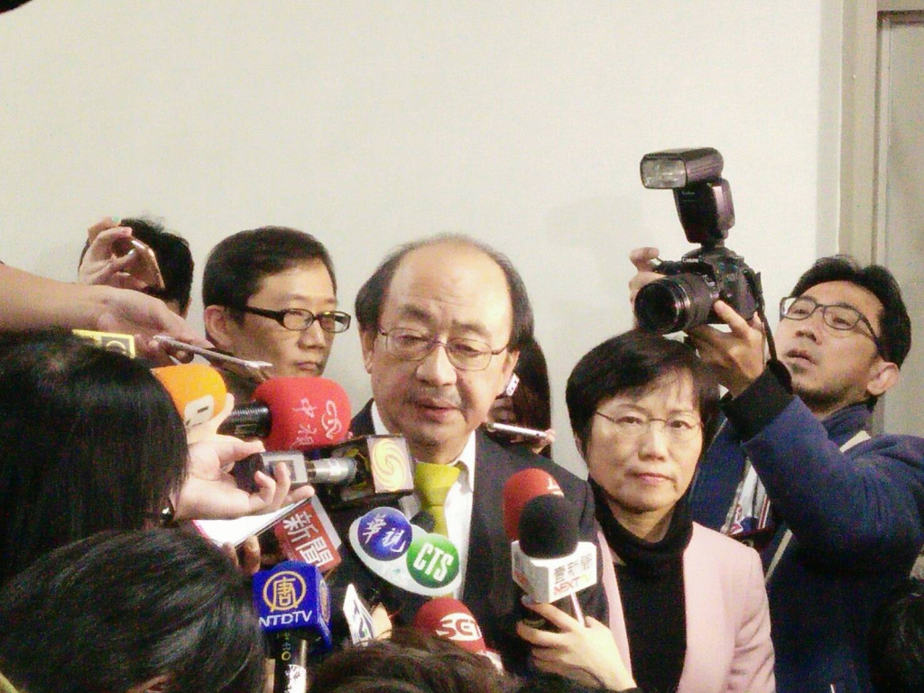 立法院院會今（2）日處理「一例一休」勞基法修正案，民進黨團總召柯建銘中午遭到抗議人士暴力毆打，他昨慨嘆「台灣民主走到盡頭了」，今再發文明志。