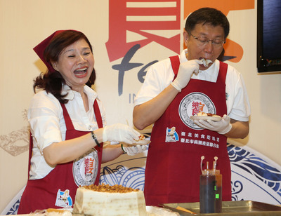台北市長柯文哲今(17)日出席美食展時表示，小吃是北市重要觀光競爭力，加入文創成分提高價值，是未來努力目標，他最喜歡的小吃新竹家鄉貢丸和蚵仔煎，「魯肉飯叫基本配備」。（中央社20150717）