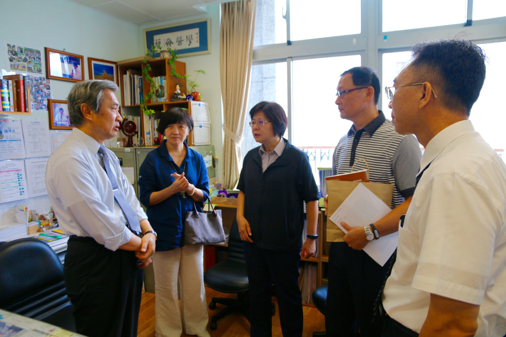 郭漢崇（左起）、黃怡君與廖美鈴等人共同研商Ｋ毒危害問題，郭漢崇擔憂開學後將有一波「Ｋ毒就醫潮」！（圖／慈濟提供）