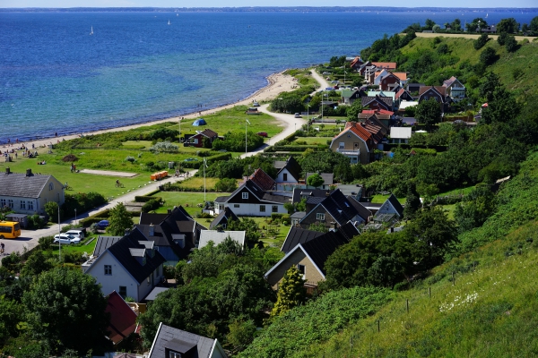 文島一隅,從高處遠望,歐式風格和海天一色的景觀迷人。