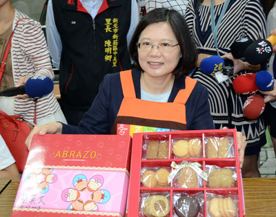 民進黨總統參選人蔡英文今天參訪新北市新莊區唐氏症基金會，針對募兵制再度跳票一事，她批評馬政府執政7年多，有足夠時間思考、執行政策，還把責任轉嫁給上一任政府，非常不負責任。（中央社20150827）