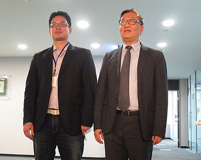悠遊卡投資控股公司董事長林向愷(右)與悠遊卡公司董事長戴季全，今天上午前往台北市政府進行業務報告（資料照，中央社20150409）
