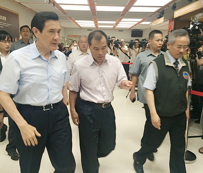 總統馬英九(前左)25日下午在交通部長葉匡時(中)、衛福部長邱文達(右)陪同下,前往台北馬偕醫院探視復興航空馬公空難傷者 (中央社)