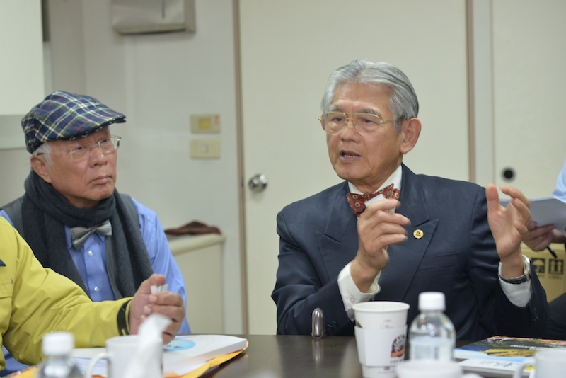 黃勝雄（右）根據他推動社區照護經驗表示，失智老人是最困難照護，並提醒政府要善待這些對臺灣經濟有貢獻的老人。圖/郭文宏