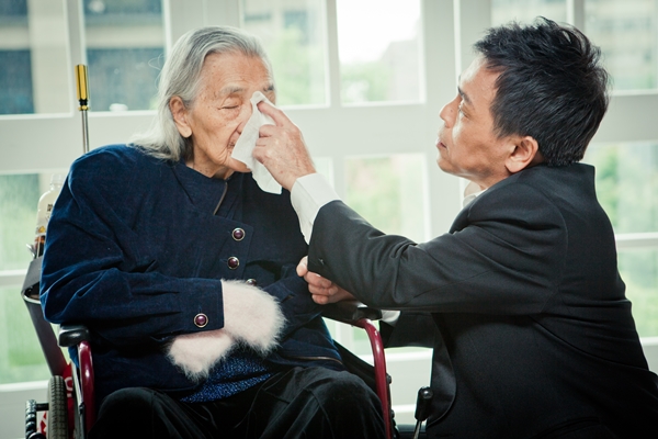 低薪加上高齡化及少子化社會，家庭照顧問題日益增加，照顧者的身心所承受的壓力極為沈重，務必要尋求政府所提供的各種資源及協助管道。（圖取自網路）
