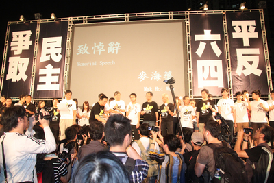 香港支聯會4日舉行「六四」燭光晚會,大會誓言爭取民主,平反「六四」。(中央社)2015年6月4日