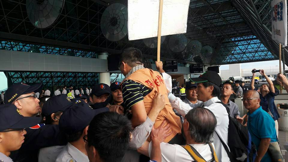洪秀柱傍晚啟程飛往中國大陸展開為期5天4夜的出訪行程,台聯青年軍下午號召十多人前來抗議,表達反對立場。青年軍一度與挺柱人士爆發衝突,但遭警方隔開。圖/台聯提供