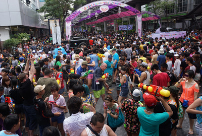 泰國潑水節每年吸引許多觀光客朝聖，以互相潑水的方式慶祝新年，但也因人潮擁擠導致車禍死傷人數逐年上升。 （圖：中央社）