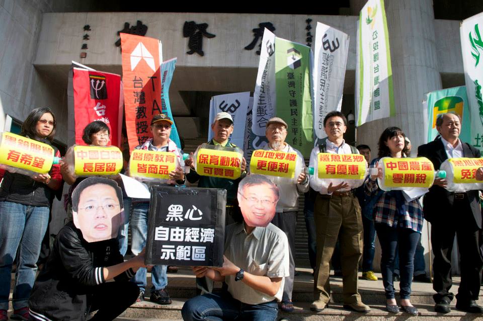 經濟民主連合等團體痛批馬江政權推動的「自由經濟示範區」,就是「自由黑心示範區」,一旦通過,整個簽證核准制等於全廢了,絕不讓自經區闖關,將纏鬥到底!(記者黃謙賢攝)