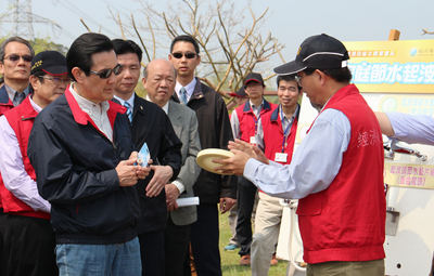 總統馬英九(前左)14日視察新竹寶二水庫,聽取水利署簡報水情,並介紹節水器材「起波頭」的省水原理,呼籲全民動起來,省水抗旱,度過缺水危機。中央社記者管瑞平攝 104年3月14日