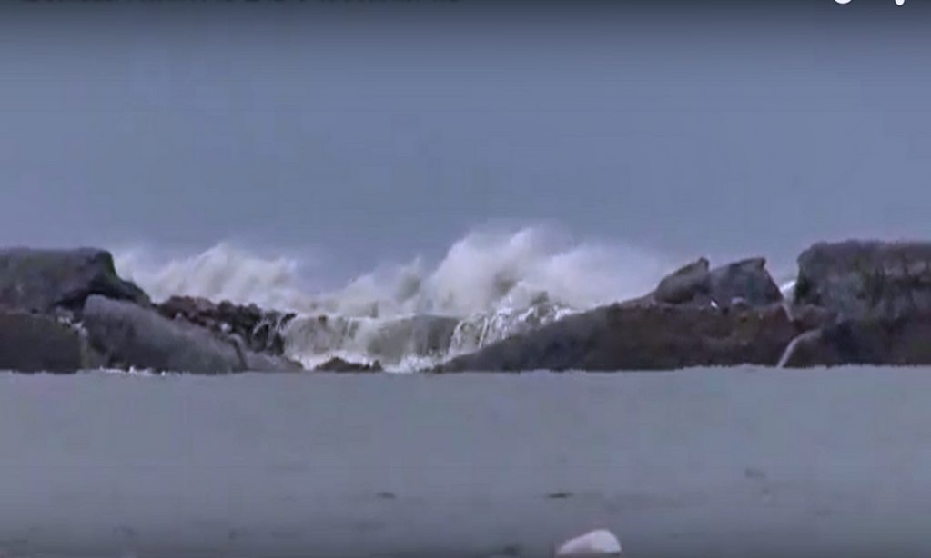 杜鵑颱風凌晨沖毀雲林三條崙塭堤，海水由破堤處湧入三條崙社區，造成社區淹水。(記者陳俊廷翻攝)