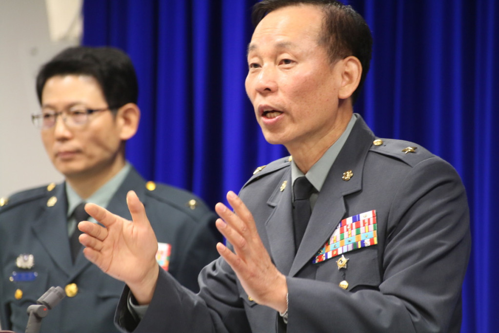 軍方違規違紀事件頻傳,602旅飛官也爆拿飛行頭盔「把妹」,陸軍司令部政戰主任少將黃開森(右)在記者會上賣力解釋已停飛檢討。(記者何豪毅攝)20150414