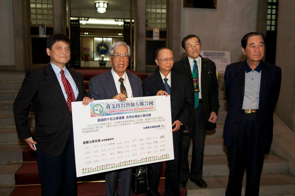 「台灣聯合國協進會」今天將44位立委簽署的「支持台灣加入聯合國」連署書送交外交部（記者黃謙賢攝）