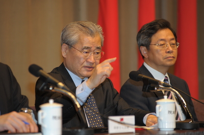 行政院長毛治國（左）今日在談及中韓FTA對台影響時，再次打了馬政府一巴掌，坦言影響「稍微」緩和。對照選前一波波恐嚇語言，北市廉政委員徐嶔煌認為，政府用這種溝通模式只會得到反效果。（中央社）