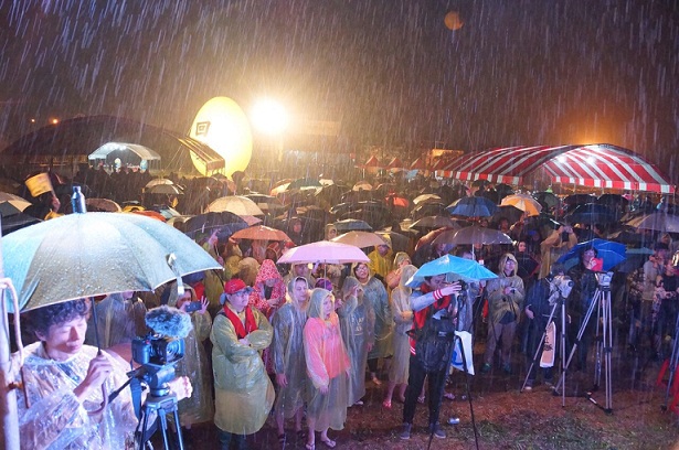 《歸巢搖滾》在大雨中進行,大雨澆不息支持者的熱情,十幾個著名樂團輪番上陣搖滾,呼喚鄕親在重要時刻不能缼席,回來投票見證翻轉歷史時刻。(洪慈庸總部提供)