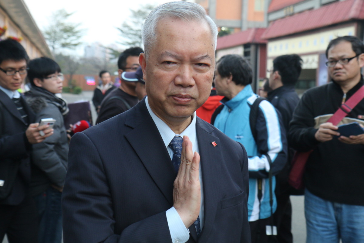 消防署長葉吉堂今天陪同馬總統向6位殉職消防隊員上香，離去時雙手合十向記者致意。他表示將從人員、裝備、危險加給三方面改善。（記者何豪毅攝）20150121