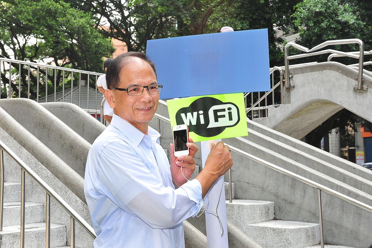 游錫堃承諾當選後，要讓公園也能上網充電。（朱蒲青攝）
