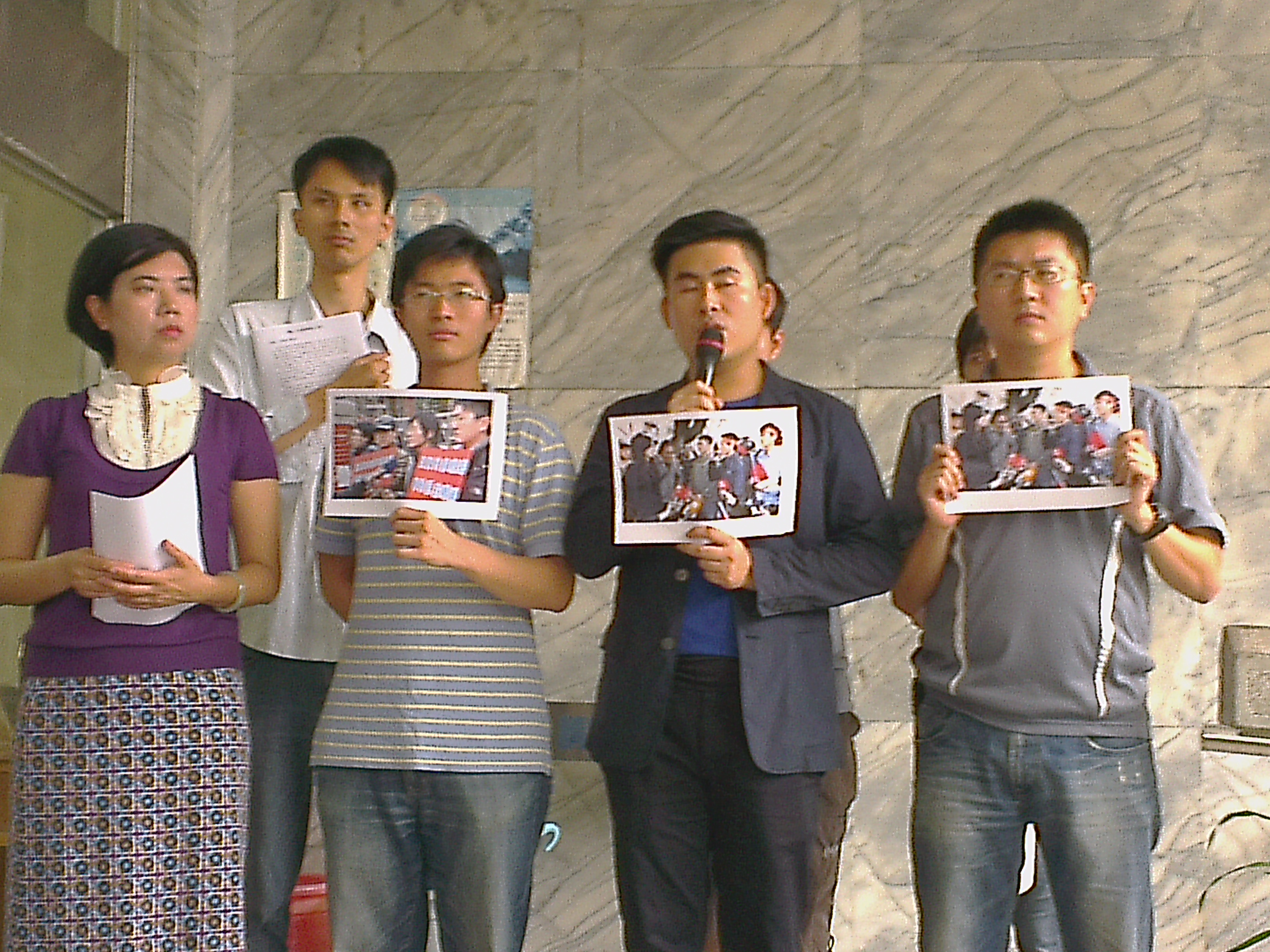 抗獨史陣線成員王炳忠(前排右二)今(12)日撰文痛批高雄市長陳菊氣爆卸責,文中痛陳「台灣繼續不講是非,最後必受天譴」(本報資料照片,記者唐詩攝影)