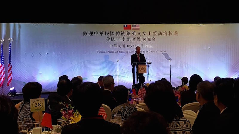 蔡英文總統當地時間6月30日在洛杉機宴請僑胞,事前估計約有800人參加,美國也有7名眾議員出席捧場。