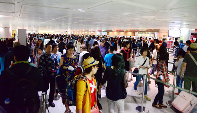 桃園機場二航廈入境證照查驗大廳，擠滿旅客。(中央社資料照)