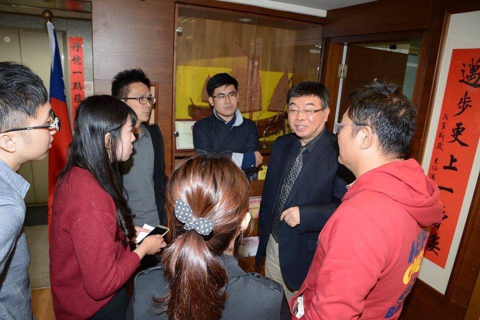 前立委邱毅（右二）指控三立董事長林崑海涉大選地下賭盤，還指民進黨總統候選人蔡英文獨鍾三立主辦電視辯論，因為是綠營的「文宣武器」。 （翻攝自邱毅臉書）20151201