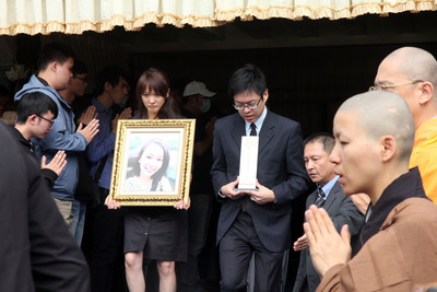 「愛妳的人遠比抹黑妳的人，多很多很多」，本名彭馨逸的藝人楊又穎胞兄彭仁鐸在告別式中感性述說。家屬25日悲痛送行疑因網路霸凌輕生的楊又穎，盼她安息。（中央社）20150425