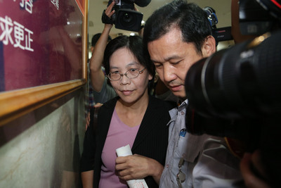 台北地檢署偵辦柯文哲被控MG149案，2日上午傳喚台大醫務祕書劉如意，及台大醫院護理師兼ECMO（葉克膜）組長蔡壁如（左）作證。圖:中央社