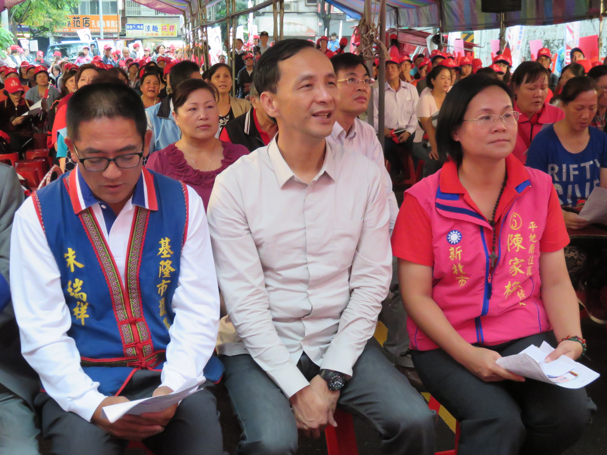 朱立倫在台下與原住民議員候選人及民眾共司參加天主教彌撒儀式(記者唐詩攝影)