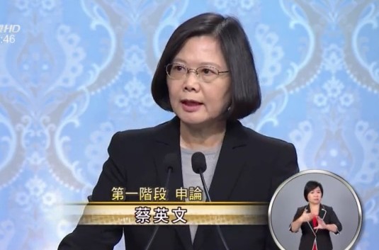 蔡英文今(27)日在首場總統電視辯論會的申論中，加強火力批馬打朱。（翻攝公視畫面）