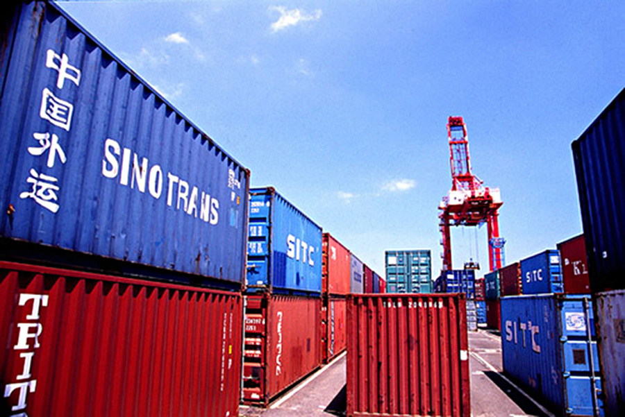 過去台灣對中國及其他自由經濟國家定位一視同仁，造成台灣的立法困境，一方面台灣希望開放與國際接軌，一方面又須防範有主權企圖的中國利用台灣的開放長驅直入，讓台灣喪失國家主權，使台灣成為中國邊陲，更加喪失競爭力。（圖片：Humphray 's Blog）