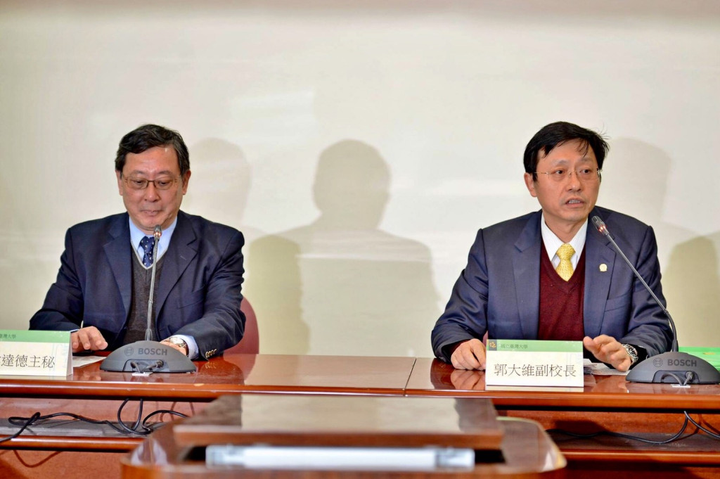 台大教授郭明良疑涉違反學術倫理案，台大副校長、校教評會召集人郭大維（右）與主秘林達德13日召開記者會公布階段性調查報告。圖／郭文宏