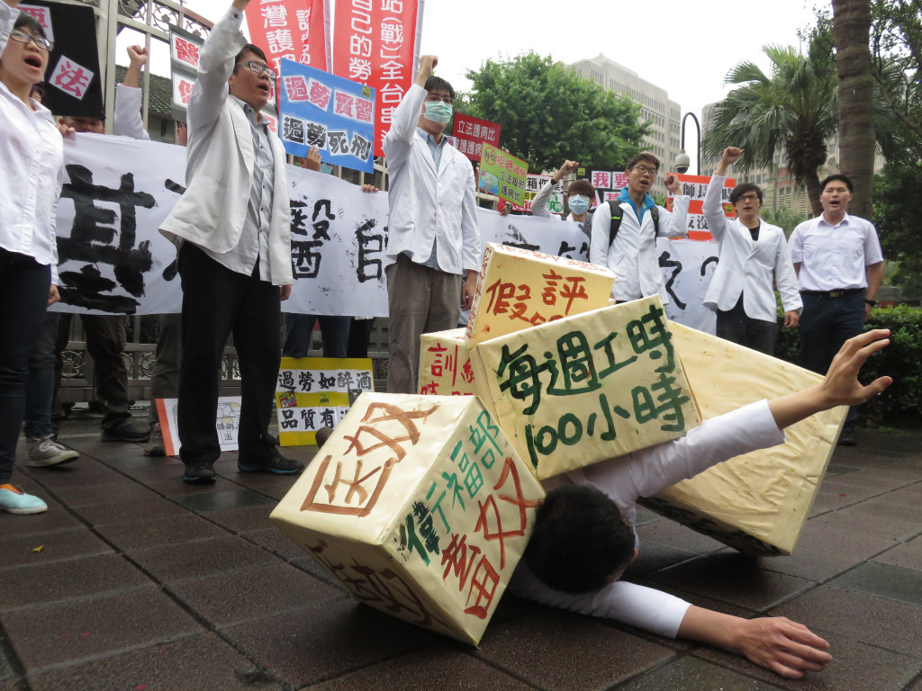 今年五一勞動節，醫勞小組抗議醫師納入勞基法一拖再拖。不過醫院經營者認為此政策上路務必有完善配套，否則衝擊太大。圖／李秉芳攝