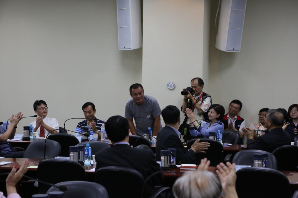 國民黨中常會找來曾被扣押的船長潘建鴻（圖，國民黨部提供）現身陳情，黨主席洪秀柱也再度對沖之鳥礁海域爭議再度發言。20160525