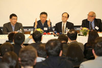 台北市長柯文哲（左2）訪美西3姊妹市在舊金山的行程，當地時間11日下午走訪史丹佛大學並出席生醫座談會。（台北市政府提供）