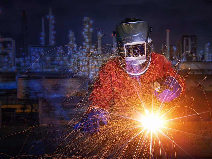 未來學生修課不會只再限於學校,而是著重實務的能力。讓職業教育授課與證書彈性化,打破只能在學校受教育的模式,開始倡導結合非營利組織、職場、職訓與學校的「網絡式技職教育」。也要檢討現行入學方式,讓在工作一段時間的人,有更多、更大的機會可以繼續進修。(anekoho@shutterstock)