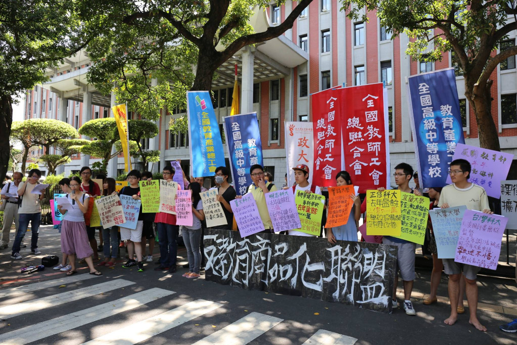 「反教育商品化聯盟」、學生、教師及勞工團體今天赴教育部抗議學雜費調漲，列出八大罪狀，並將連署書揉成「訴球」丟進教育部，高喊「學費漲個屁！」，要求退回23所大專院校調漲學費申請案。(圖取自反教育商品化聯盟臉書20150617)