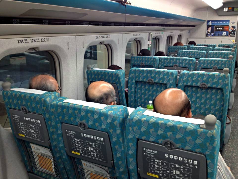 前行政院長 蘇貞昌今日在自己臉書貼出與兩位弟弟一起搭高鐵的背影照，三人相似度幾乎100%，讓網友笑開懷，並玩起猜猜樂遊戲。（圖片來源：蘇貞昌臉書）